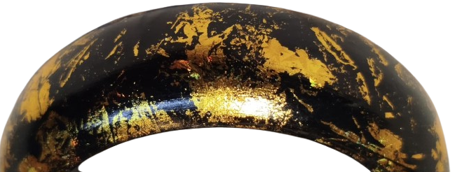  1970 VİNTAGE BİLEZİK AHSAP UZERİ LAKE KAPLAMA SİYAH ZEMİN UZERİ ALTIN İSLEME