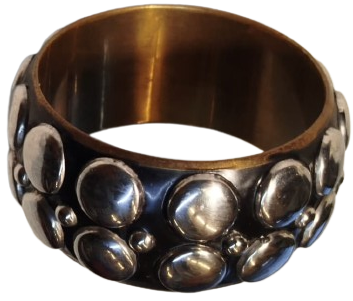  1970 VİNTAGE BİLEZİKPİRİN UZERİ SİHAH ZEMİN UZERİ YUVARLAK PARLAK KABARCIKLAR İSLEME