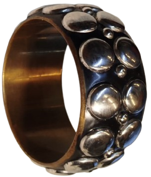  1970 VİNTAGE BİLEZİKPİRİN UZERİ SİHAH ZEMİN UZERİ YUVARLAK PARLAK KABARCIKLAR İSLEME