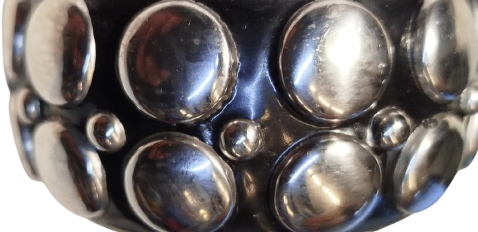  1970 VİNTAGE BİLEZİKPİRİN UZERİ SİHAH ZEMİN UZERİ YUVARLAK PARLAK KABARCIKLAR İSLEME