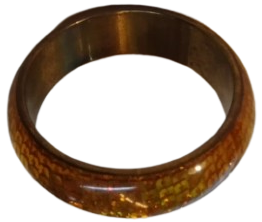 1970 VİNTAGE PİRİN UZERİ SARI PARLAK PULLAR DOSENMİS UZERİ AKRİLİKTEN YAPILMIŞ BİR BANGLE.BİLEZİK
