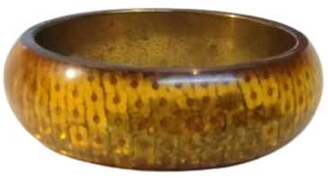 1970 VİNTAGE PİRİN UZERİ SARI PARLAK PULLAR DOSENMİS UZERİ AKRİLİKTEN YAPILMIŞ BİR BANGLE.BİLEZİK