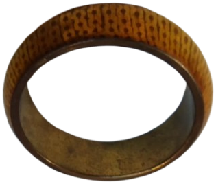 1970 VİNTAGE PİRİN UZERİ SARI PARLAK PULLAR DOSENMİS UZERİ AKRİLİKTEN YAPILMIŞ BİR BANGLE.BİLEZİK