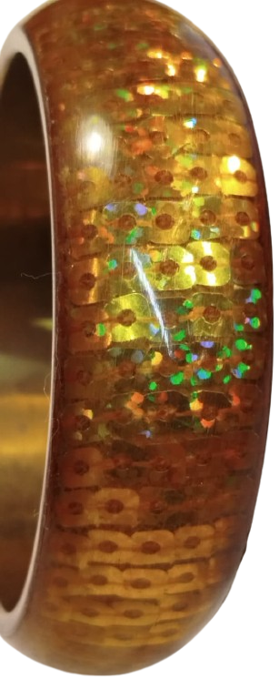 1970 VİNTAGE PİRİN UZERİ SARI PARLAK PULLAR DOSENMİS UZERİ AKRİLİKTEN YAPILMIŞ BİR BANGLE.BİLEZİK