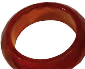 1970 VİNTAGE AKRİLİKTEN YAPILMIŞ GEOMETRİK OLARAK KESİLMİŞ (FASETALI) BİR BANGLE BİLEZİKTİR.BİLEZİK