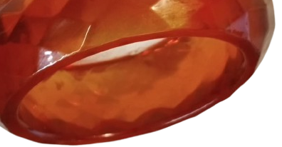 1970 VİNTAGE AKRİLİKTEN YAPILMIŞ GEOMETRİK OLARAK KESİLMİŞ (FASETALI) BİR BANGLE BİLEZİKTİR.BİLEZİK