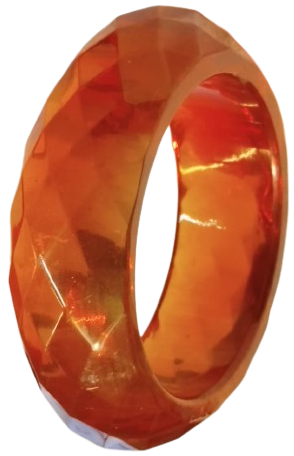 1970 VİNTAGE AKRİLİKTEN YAPILMIŞ GEOMETRİK OLARAK KESİLMİŞ (FASETALI) BİR BANGLE BİLEZİKTİR.BİLEZİK