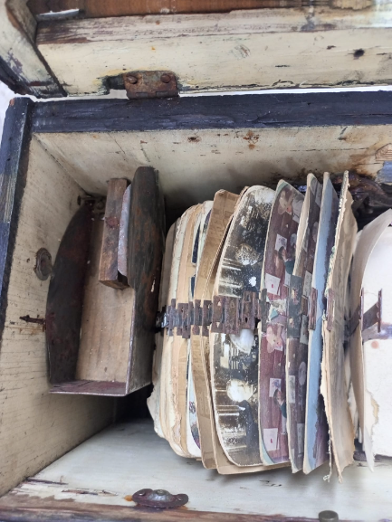 1900 SEYYAR SOKAK SİNEMASI KUTUSU PARA ATINCA SURELİ GOSTERİM VE MUZİKLİ LATERNALI KUTU TAM MUZELİK URUNDUR