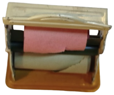 1950 ALMAN YAPIMI ÇİFT RULOLU BİR MİNİ PAKETLEME VEYA ETİKET DAĞITICISI (DİSPENSER) OYUNCAĞI'DIR.