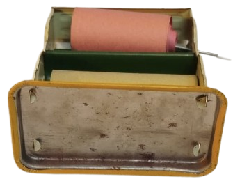 1950 ALMAN YAPIMI ÇİFT RULOLU BİR MİNİ PAKETLEME VEYA ETİKET DAĞITICISI (DİSPENSER) OYUNCAĞI'DIR.