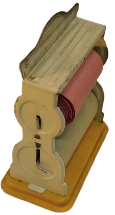 1950 ALMAN YAPIMI ÇİFT RULOLU BİR MİNİ PAKETLEME VEYA ETİKET DAĞITICISI (DİSPENSER) OYUNCAĞI'DIR.