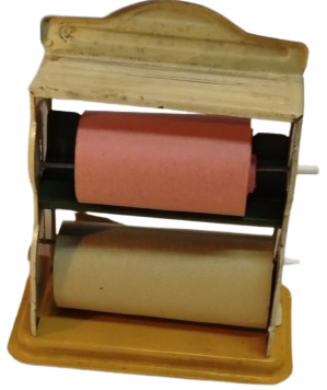 1950 ALMAN YAPIMI ÇİFT RULOLU BİR MİNİ PAKETLEME VEYA ETİKET DAĞITICISI (DİSPENSER) OYUNCAĞI'DIR.