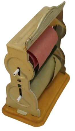 1950 ALMAN YAPIMI ÇİFT RULOLU BİR MİNİ PAKETLEME VEYA ETİKET DAĞITICISI (DİSPENSER) OYUNCAĞI'DIR.