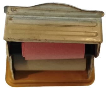 1950 ALMAN YAPIMI ÇİFT RULOLU BİR MİNİ PAKETLEME VEYA ETİKET DAĞITICISI (DİSPENSER) OYUNCAĞI'DIR.