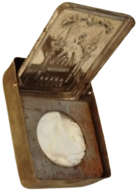 1950 YILLARINDAN HACI YAGI SAKLAMA KOKU KUTUSU DİKDÖRTGEN FORMDA ÜZERİ KABARTMA METAL KAPAKLI