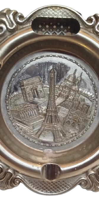 1970 DÖNEMİ ORİJİNAL METAL PARİS TEMALI KÜLLÜK + ÇAKMAK TAKIMI  EYFEL KULESİ KABARTMALI FRANSA  PARİS