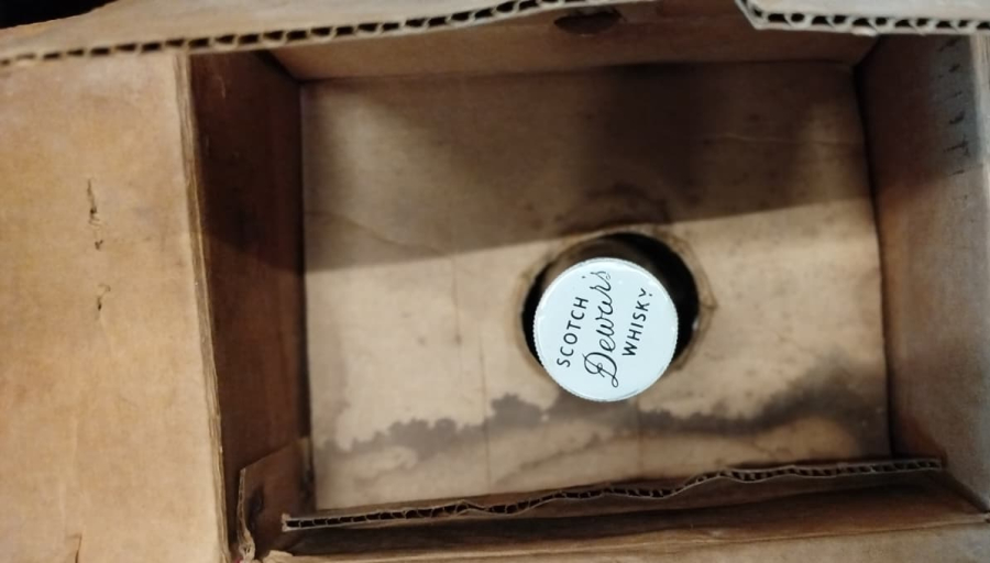 1960 1970 DÖNEMİ ORİJİNAL DEWAR’S WHITE LABEL 5 LİTRE BOS DEV CAM ŞİŞE METAL SALINCAKLI AYAK KARTON KUTUSU İLE