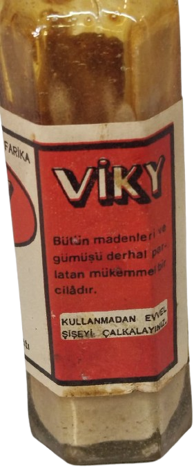 1960-70 ORİJİNAL VİKY MADEN CİLASI - İÇİ DOLU CAM ŞİŞE - TÜRKÇE & İNGİLİZCE ETİKETLİ - KOLEKSİYONLUK
