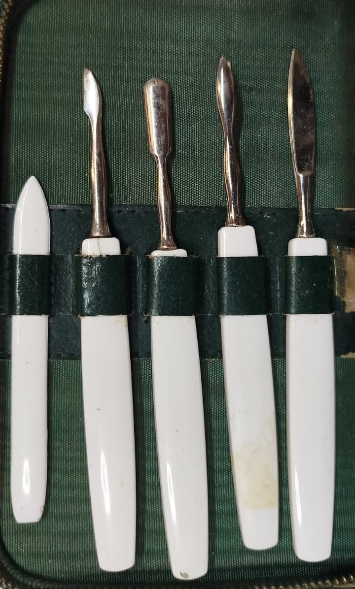 1950-60 DÖNEMİ ORİJİNAL YEŞİL DERİ FERMUARLI MANİKÜR PEDİKÜR SETİ 10 PARÇA TAM TAKIM LÜKS KOLEKSİYONLUK