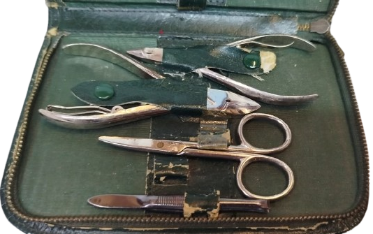 1950-60 DÖNEMİ ORİJİNAL YEŞİL DERİ FERMUARLI MANİKÜR PEDİKÜR SETİ 10 PARÇA TAM TAKIM LÜKS KOLEKSİYONLUK