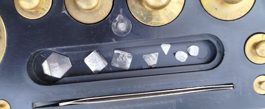 1960-70 ORİJİNAL DAYM 1 KĞ PİRİNÇ AĞIRLIK TAKIMI - 22 PARÇA - SİYAH MİKA KUTUSUNDA KURUYEMİS - BAHARAT - MÜCEVHERCİ & ECZACI TİPİ