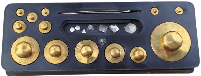 1960-70 ORİJİNAL DAYM 1 KĞ PİRİNÇ AĞIRLIK TAKIMI - 22 PARÇA - SİYAH MİKA KUTUSUNDA KURUYEMİS - BAHARAT - MÜCEVHERCİ & ECZACI TİPİ