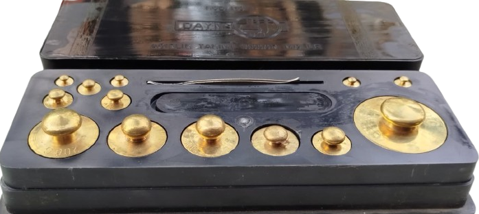 1960-70 ORİJİNAL DAYM 1 KĞ PİRİNÇ AĞIRLIK TAKIMI - 22 PARÇA - SİYAH MİKA KUTUSUNDA KURUYEMİS - BAHARAT - MÜCEVHERCİ & ECZACI TİPİ