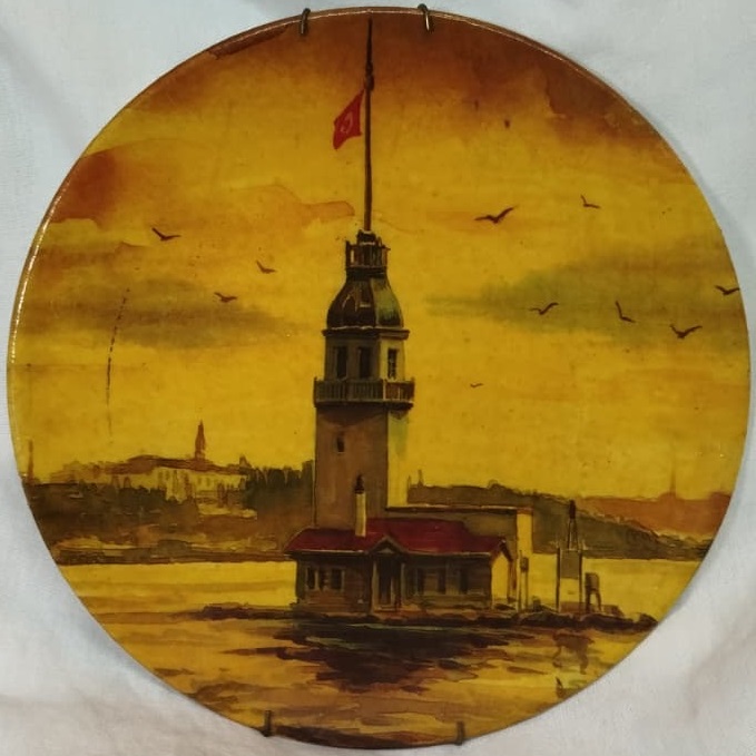 PORSELEN ÜZERİNE TAMAMI EL BOYOMA KIZ KULESİ RESİMLİ METAL ASKILI DUVAR TABAĞI