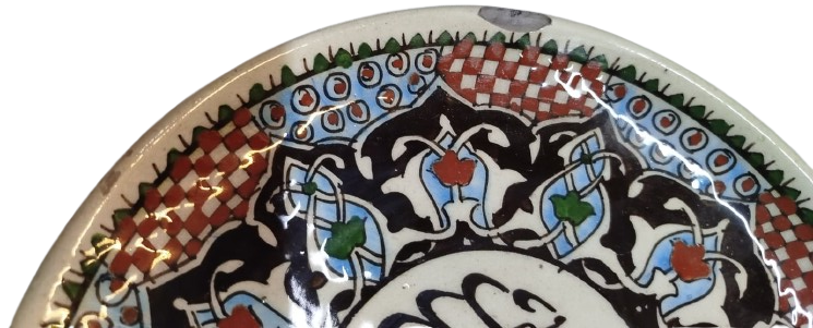 1970 DÖNEMİ KÜTAHYA SÜSLER ÇİNİ “BİSMİLLAHİRRAHMANİRRAHİM” DUVAR TABAĞI  EL BOYAMA İMZALI NADİR