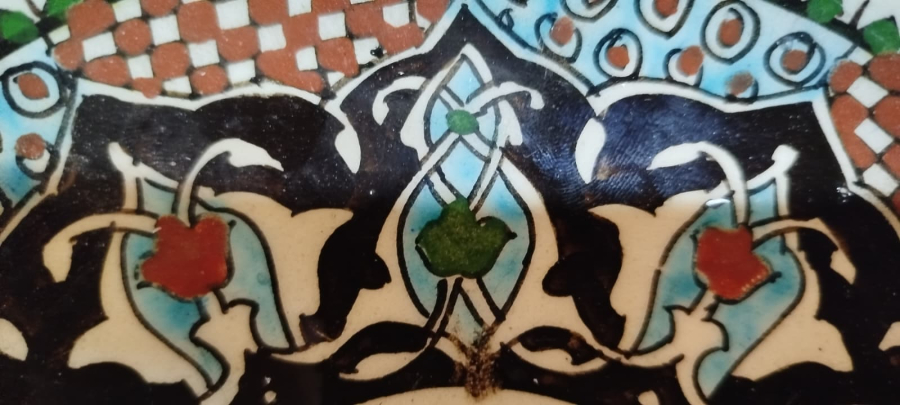 1970 DÖNEMİ KÜTAHYA SÜSLER ÇİNİ “BİSMİLLAHİRRAHMANİRRAHİM” DUVAR TABAĞI  EL BOYAMA İMZALI NADİR