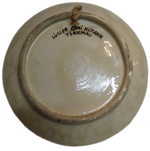 1970 DÖNEMİ KÜTAHYA SÜSLER ÇİNİ “BİSMİLLAHİRRAHMANİRRAHİM” DUVAR TABAĞI  EL BOYAMA İMZALI NADİR