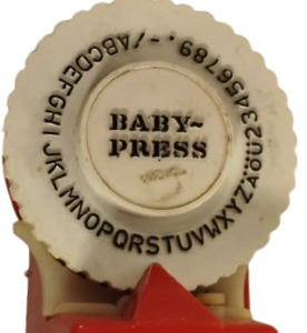 OTOMATİK BABY PRESS YAPISKANLI SERİTE YAZI YAZMA MEKANİK SERİT YAZICI CİHAZ BİR KABARTMA ETİKETLEME MAKİNESİDİR