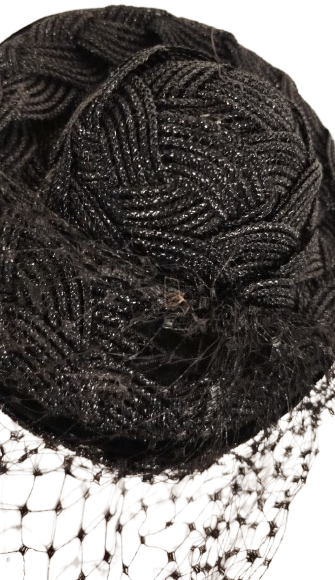 1950 SAPKA VINTAGE SİYAH PILLBOX (KUTU ŞAPKA) VEYA COCKTAIL FASCINATOR TİPİ BAYAN GECE ŞAPKASIDIR