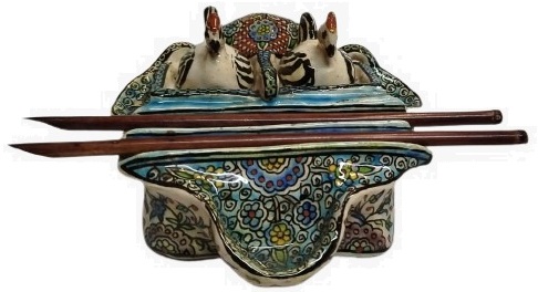 1930 KUTAHYA CİNİ TAMAMI ERMENİ USTA EL  HACI MİNYAS YAPIM EL BOYAMA KUSLU HOKKA TAKIMI