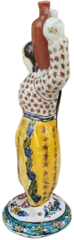 1950 ANADOLUDA OMUZUNDA SU TASIYAN YORESEL KIYAFETLİ KOYLU KADINI ERMENİ USTA  HACI MİNYAS İSİ