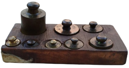 AHSAP KAİDESİNDE 8 PARCA PİRİNC AGIRLIK SETİ 1 AD 500 GR 1 AD 200 GR  1AD 100GR  1 AD 50 GR 3 ADET 20 GR TOPLAMI 1 KG