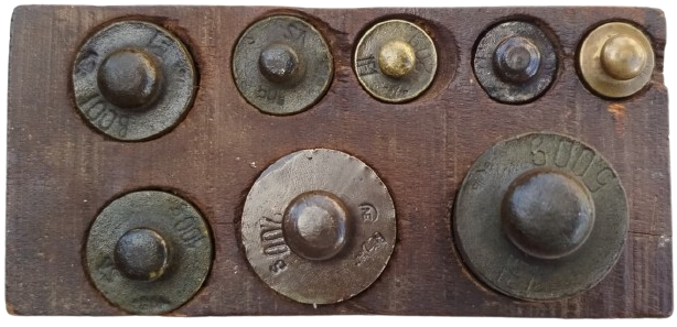 AHSAP KAİDESİNDE 8 PARCA PİRİNC AGIRLIK SETİ 1 AD 500 GR 1 AD 200 GR  1AD 100GR  1 AD 50 GR 3 ADET 20 GR TOPLAMI 1 KG