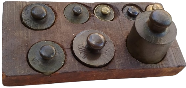 AHSAP KAİDESİNDE 8 PARCA PİRİNC AGIRLIK SETİ 1 AD 500 GR 1 AD 200 GR  1AD 100GR  1 AD 50 GR 3 ADET 20 GR TOPLAMI 1 KG