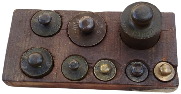 AHSAP KAİDESİNDE 8 PARCA PİRİNC AGIRLIK SETİ 1 AD 500 GR 1 AD 200 GR  1AD 100GR  1 AD 50 GR 3 ADET 20 GR TOPLAMI 1 KG