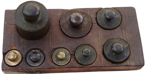 AHSAP KAİDESİNDE 8 PARCA PİRİNC AGIRLIK SETİ 1 AD 500 GR 1 AD 200 GR  1AD 100GR  1 AD 50 GR 3 ADET 20 GR TOPLAMI 1 KG