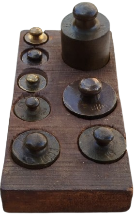 AHSAP KAİDESİNDE 8 PARCA PİRİNC AGIRLIK SETİ 1 AD 500 GR 1 AD 200 GR  1AD 100GR  1 AD 50 GR 3 ADET 20 GR TOPLAMI 1 KG