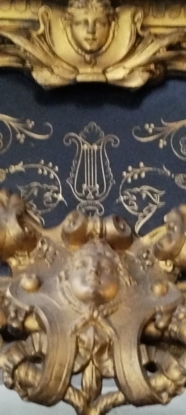 BÜYÜK BOY FRANSIZ GARNITURE SETİ: MERMER KAİDELİ ARP ÇALAN KIZ TEMALI MÜZİKAL ŞÖMİNE SAATİ VE İKİ ADET ŞAMDAN