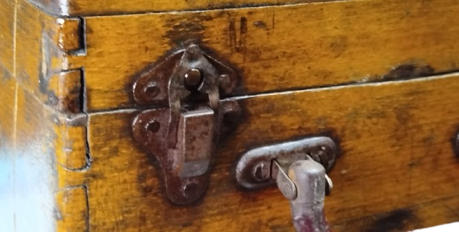 MASİF AHSAP KIRLANGIC GECME METAL  CİFT KİLİT TUTMA KULP KAPAKLI İCİ CİFT BOLME SAKLAMA KUTU