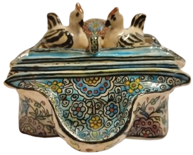 1930 KUTAHYA CİNİ TAMAMI ERMENİ USTA EL  HACI MİNYAS YAPIM EL BOYAMA KUSLU HOKKA TAKIMI