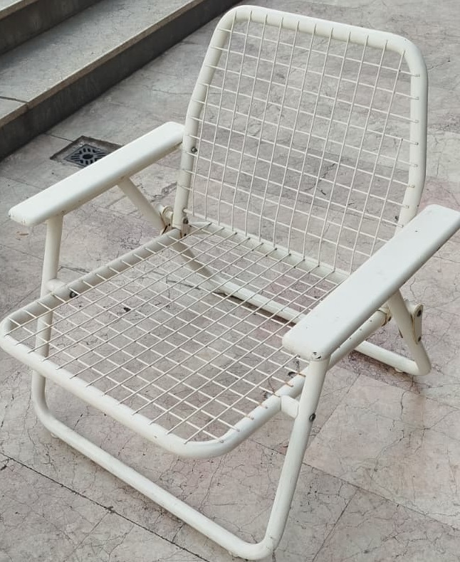 1950 VİNTAGE ORTA YÜZYIL MODERN (MID-CENTURY MODERN) TARZDA, AÇILIR KAPANIR METAL BAHÇE  BALKON KOLTUĞU (BEYAZ METAL ÖRGÜ TASARIM)