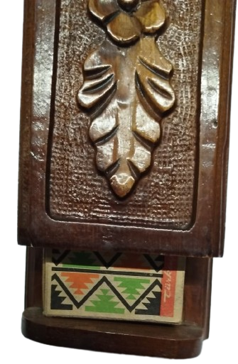 1950 EL OYMASI AHŞAP BİR KİBRİT MUHAFAZA KUTUSUDUR (KİBRİTLİK)  CEVİZ 