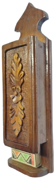 1950 EL OYMASI AHŞAP BİR KİBRİT MUHAFAZA KUTUSUDUR (KİBRİTLİK)  CEVİZ 