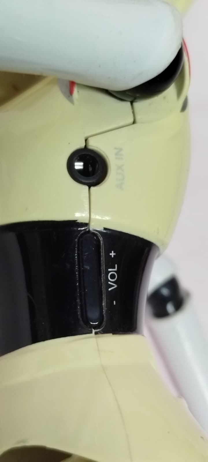 2011 ARCELİK CELİKNAZ ROBOT ÇELİK'İN EŞİ OLAN ÇELİKNAZ'DIR  ÜNLÜ OYUNCU SİNEM KOBAL HAYAT VERMİŞTİR 