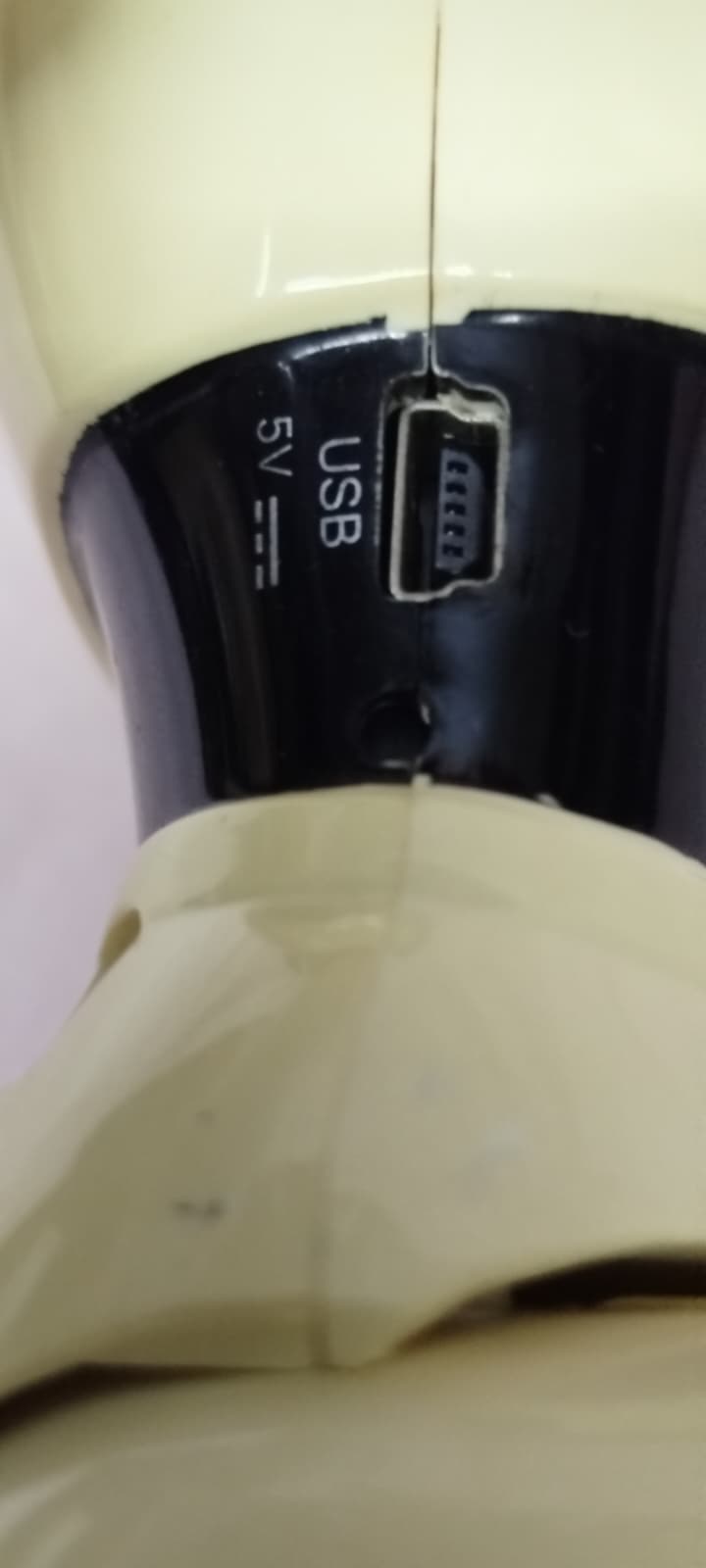 2011 ARCELİK CELİKNAZ ROBOT ÇELİK'İN EŞİ OLAN ÇELİKNAZ'DIR  ÜNLÜ OYUNCU SİNEM KOBAL HAYAT VERMİŞTİR 