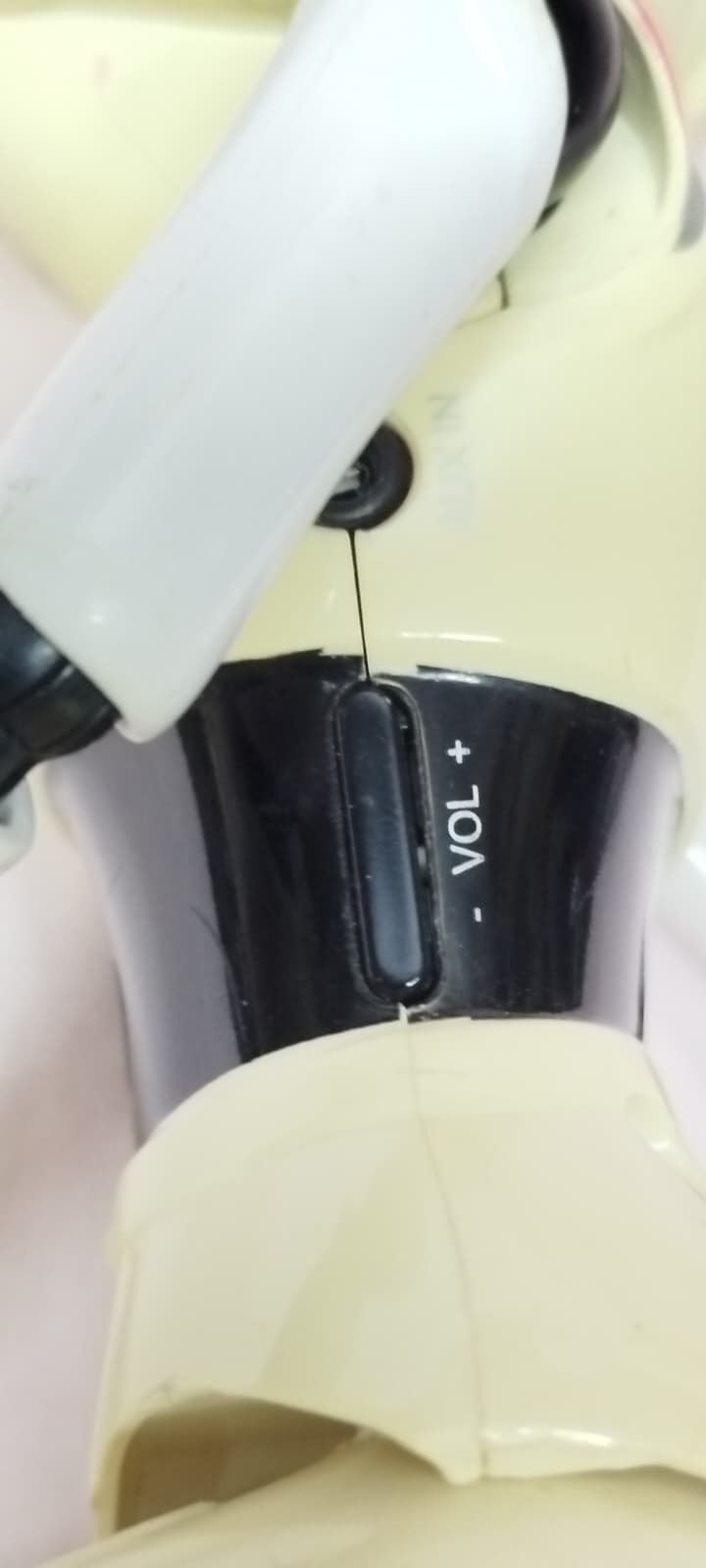 2011 ARCELİK CELİKNAZ ROBOT ÇELİK'İN EŞİ OLAN ÇELİKNAZ'DIR  ÜNLÜ OYUNCU SİNEM KOBAL HAYAT VERMİŞTİR 